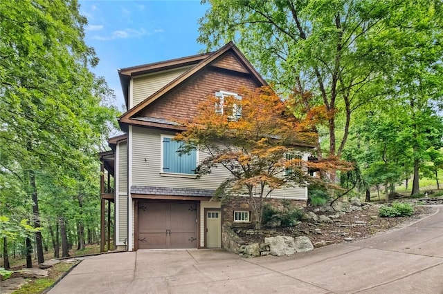 150 Jackson Cove Cres, Eureka Springs, AR 72631 - view of front facade featuring concrete driveway and a garage