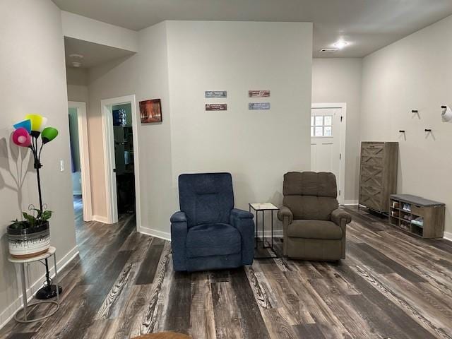 26 Osborne Dr, Bella Vista, AR 72715 - living area featuring wood finished floors and baseboards