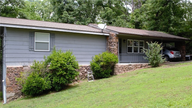 6 Hampstead Ln, Bella Vista, AR 72714 - view of front facade with stone siding, a front lawn, an attached carport, and roof with shingles