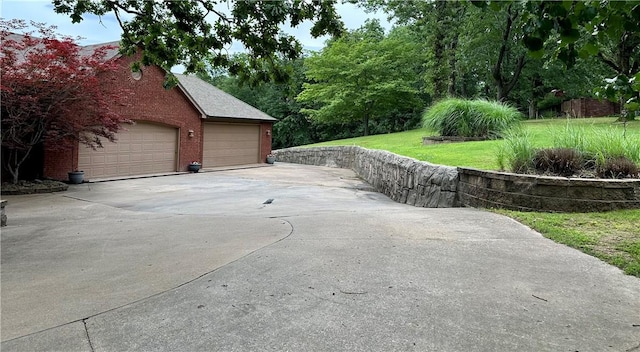 9364 Everest Pl, Rogers, AR 72756 - garage featuring concrete driveway