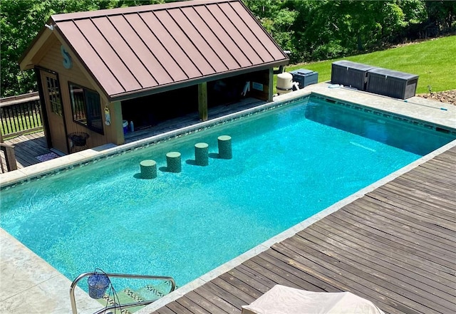 9364 Everest Pl, Rogers, AR 72756 - outdoor pool with a jacuzzi, a deck, and a yard