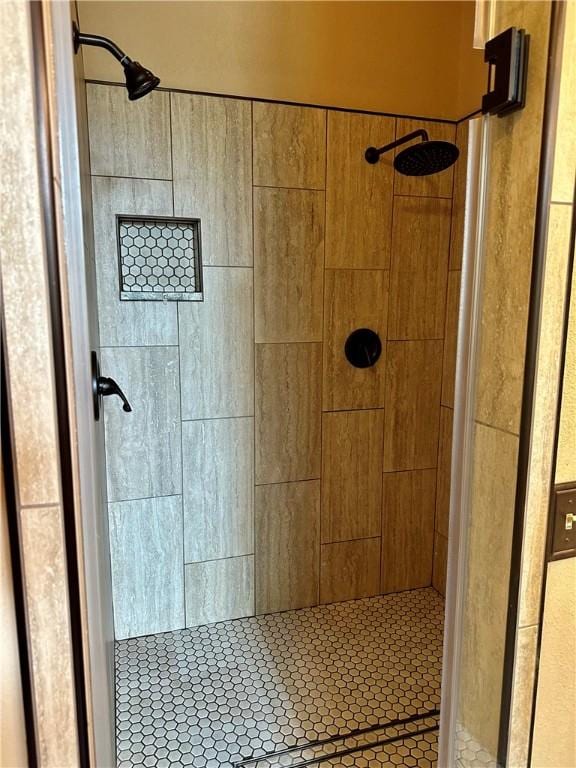 9364 Everest Pl, Rogers, AR 72756 - bathroom featuring a tile shower