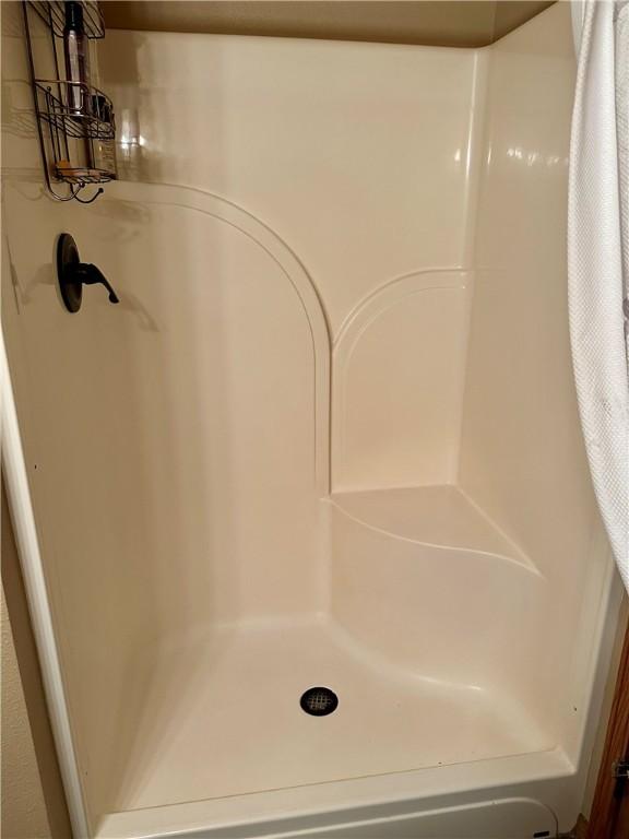 9364 Everest Pl, Rogers, AR 72756 - bathroom featuring a shower