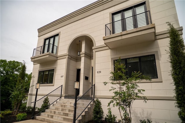 837-839 N Gregg Ave, Fayetteville, AR 72701 - view of front of property featuring a balcony