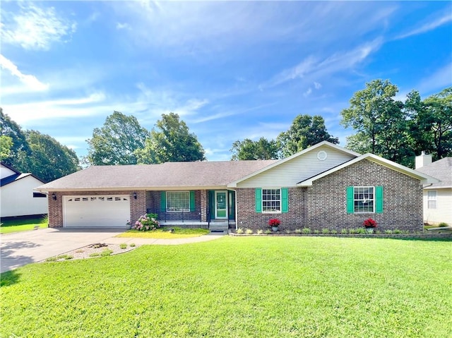 6 Hillcrest Dr, Holiday Island, AR 72631 - single story home featuring an attached garage, driveway, brick siding, and a front lawn
