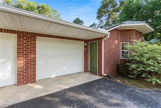17 Pivot Rock Rd Unit 5, Eureka Springs, AR 72632 - garage featuring asphalt driveway