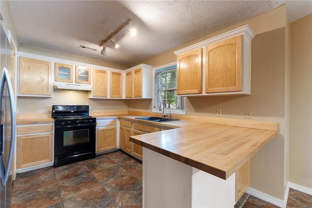 17 Pivot Rock Rd Unit 5, Eureka Springs, AR 72632 - kitchen with black gas range oven, under cabinet range hood, a peninsula, light brown cabinetry, and a textured ceiling