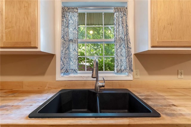 17 Pivot Rock Rd Unit 5, Eureka Springs, AR 72632 - kitchen with light brown cabinetry