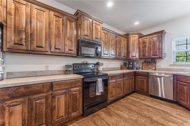 21 Cherhill Dr, Bella Vista, AR 72714 - kitchen featuring black appliances, light countertops, light wood-style floors, and recessed lighting
