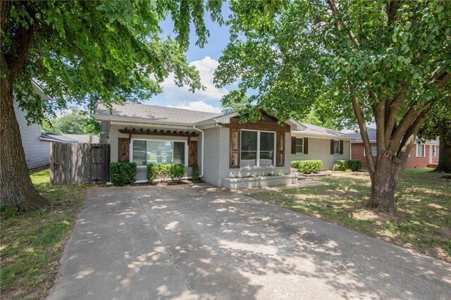 704 NW 8th St, Bentonville, AR 72712 - single story home featuring brick siding