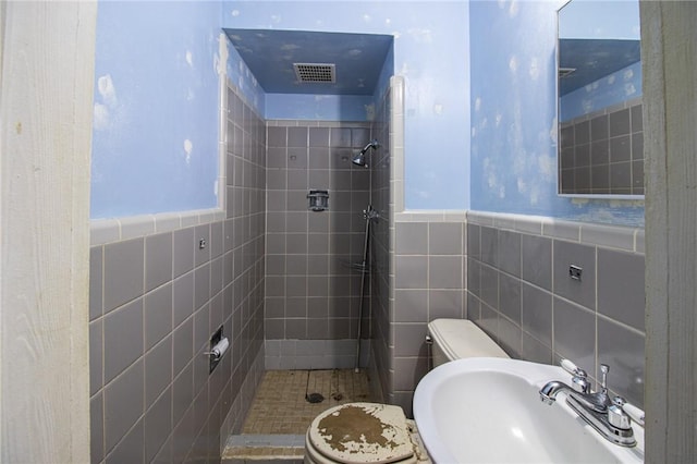 501 Fillmore St, Clarksville, AR 72830 - full bath with tiled shower, tile walls, and wainscoting