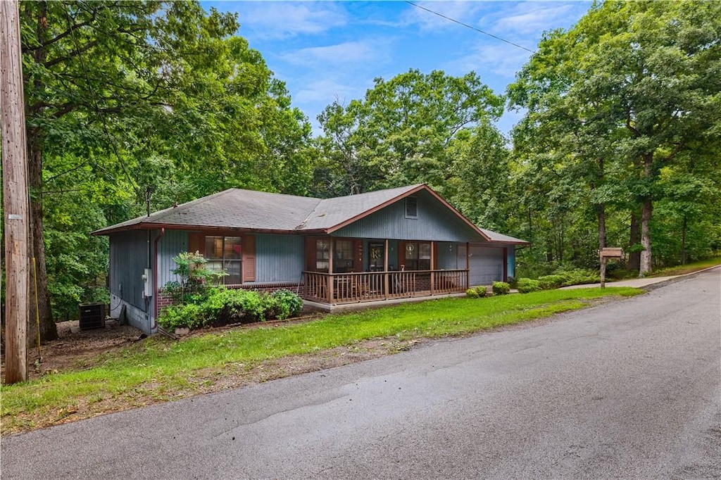 8 Kenilworth Dr, Bella Vista, AR 72714 - view of front of property featuring a porch and a garage