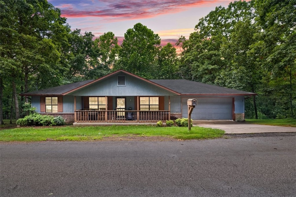 8 Kenilworth Dr, Bella Vista, AR 72714 - single story home with a garage, concrete driveway, a porch, brick siding, and a yard