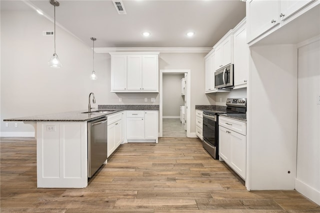 20 Dirleton Dr, Bella Vista, AR 72715 - kitchen with stainless steel appliances, a peninsula, white cabinetry, crown molding, and light wood-type flooring