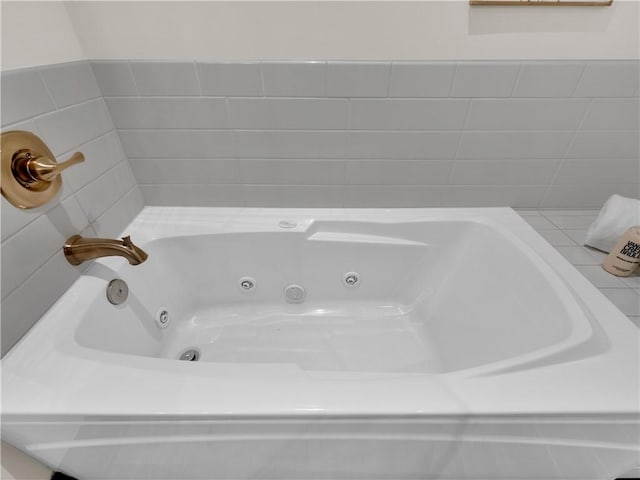 401 W Watson St Unit 507, Fayetteville, AR 72701 - full bath featuring a tub with jets