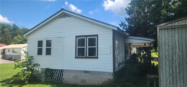 204 Glade St, Marshall, AR 72650 - view of side of home featuring crawl space and a lawn