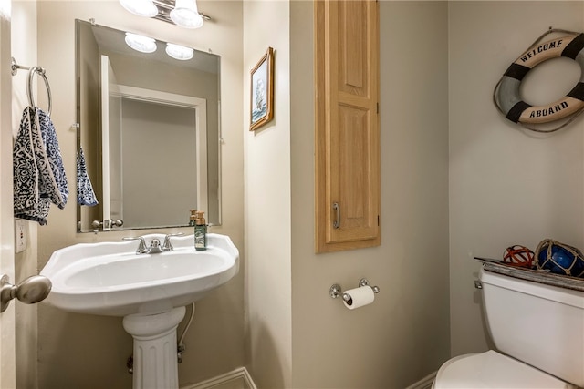 2855 E Hyland Park Rd, Fayetteville, AR 72701 - bathroom featuring toilet