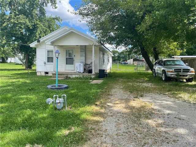 103 W 8th St, Green Forest, AR 72638 - bungalow-style home with a porch and a front yard