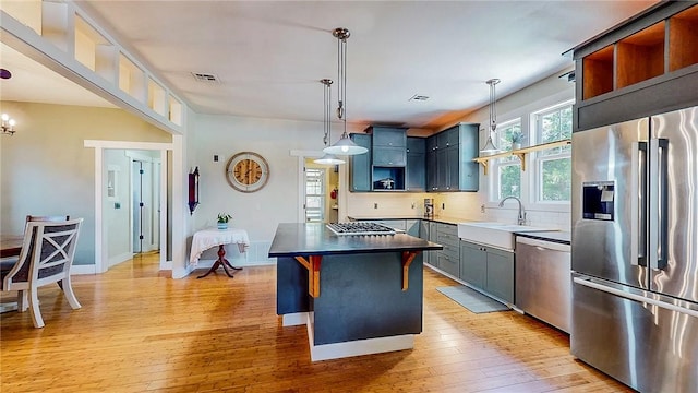 214 Lake Francis Dr, Siloam Springs, AR 72761 - kitchen with stainless steel appliances, open shelves, light wood-style flooring, backsplash, and a kitchen island