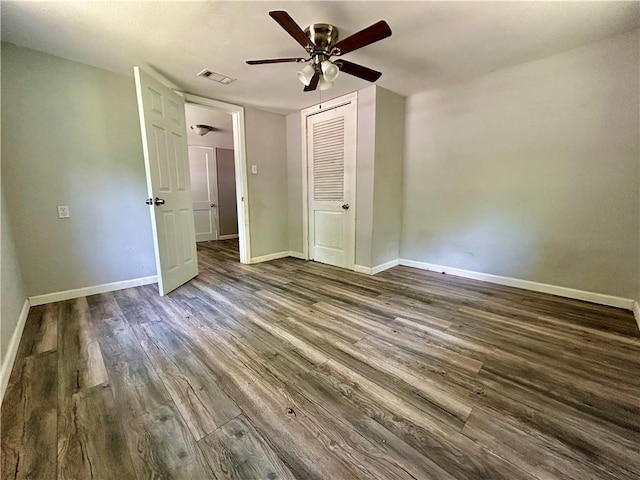 705 Commerce St, Morrilton, AR 72110 - unfurnished bedroom featuring dark wood-style floors, a ceiling fan, and a closet