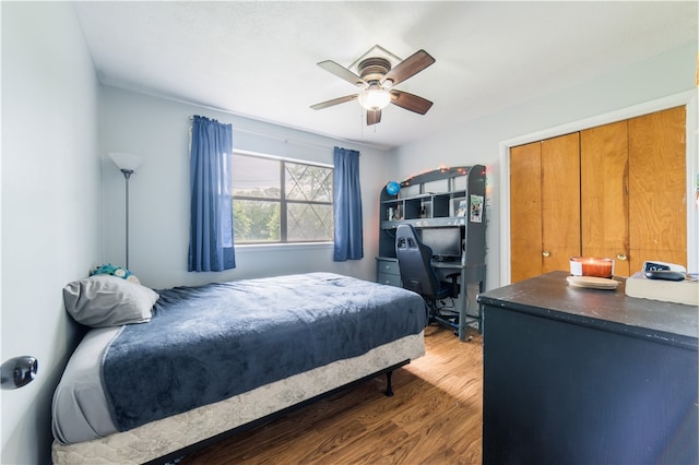805 S Oak Hill St, Siloam Springs, AR 72761 - bedroom featuring wood finished floors, an office area, and ceiling fan