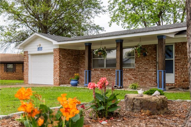805 S Oak Hill St, Siloam Springs, AR 72761 - ranch-style house featuring a garage, covered porch, brick siding, and a front lawn