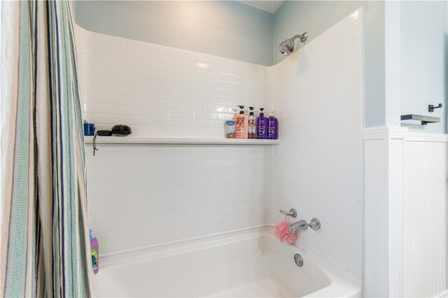 805 S Oak Hill St, Siloam Springs, AR 72761 - full bath featuring shower / bath combination with curtain and a wainscoted wall