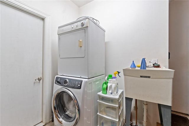 393 Timberlake Ln, Eureka Springs, AR 72631 - laundry area featuring stacked washer / drying machine