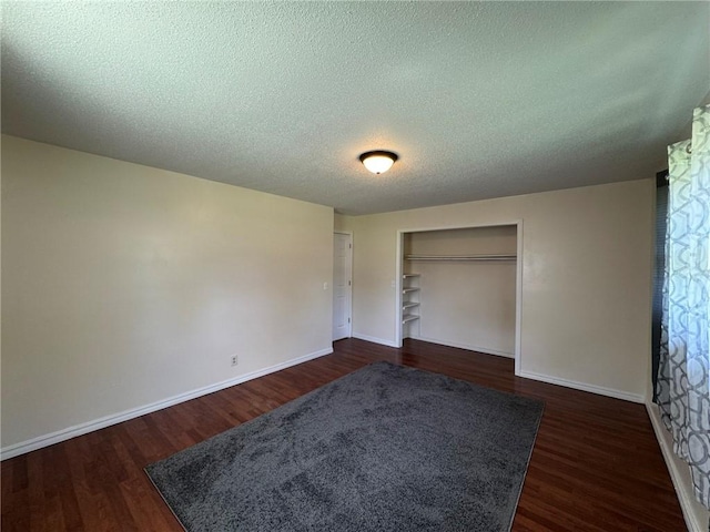 811 Overlook Dr, Mountain Home, AR 72653 - unfurnished bedroom featuring a textured ceiling, dark wood-style flooring, and a closet