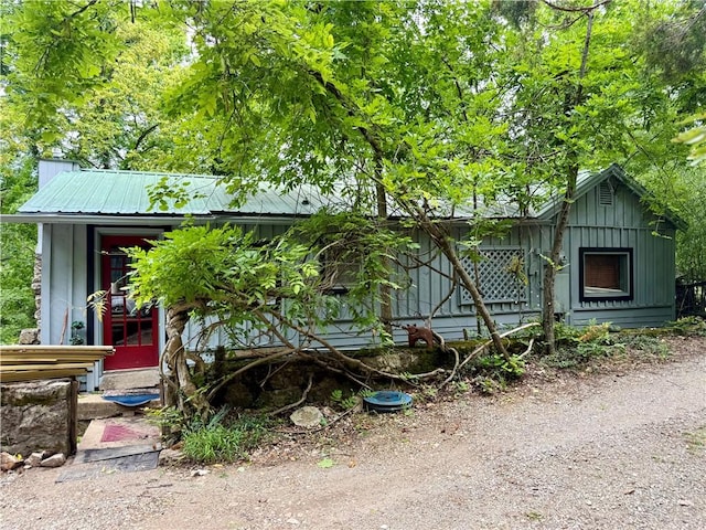 16 Nut St, Eureka Springs, AR 72632 - view of front of home featuring board and batten siding and a metal roof