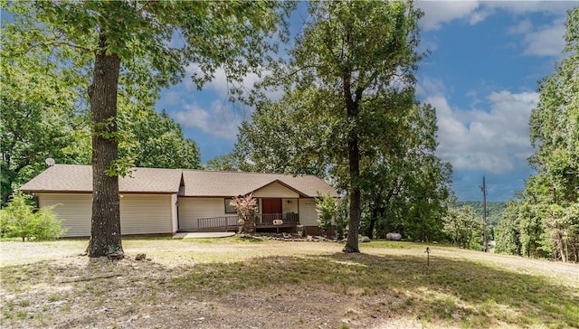 161 Hillcrest Rd, Eureka Springs, AR 72631 - ranch-style house featuring a deck and a front lawn