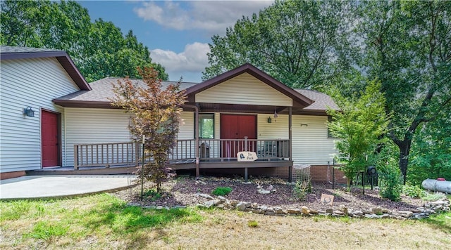 161 Hillcrest Rd, Eureka Springs, AR 72631 - ranch-style house featuring a shingled roof and covered porch