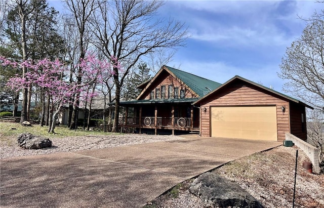 31 Table Rock Dr, Holiday Island, AR 72631 - view of front facade featuring driveway, covered porch, and an attached garage