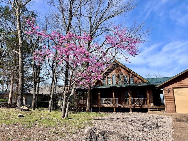31 Table Rock Dr, Holiday Island, AR 72631 - view of front facade featuring a porch, a garage, and concrete driveway