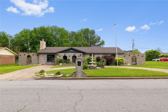 603 Thomas Blvd, Springdale, AR 72762 - view of front facade featuring curved driveway, a chimney, and a front yard
