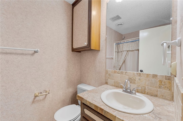 603 Thomas Blvd, Springdale, AR 72762 - bathroom featuring vanity, a textured ceiling, and curtained shower