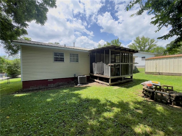 315 Glines Ct, Harrison, AR 72601 - rear view of house with a sunroom, crawl space, and a lawn