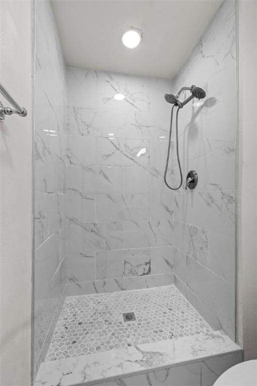15654 Hickory Ln, Lowell, AR 72745 - full bathroom featuring tiled shower and toilet