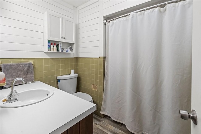 89 Creekview Rd, Harrison, AR 72601 - full bath featuring tile walls, vanity, wood finished floors, and curtained shower
