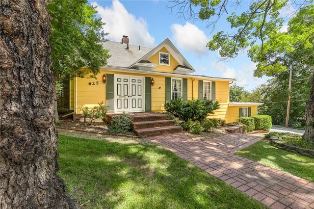 625 W College Ave, Harrison, AR 72601 - view of front of house featuring a chimney and a front lawn