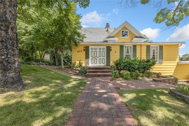 625 W College Ave, Harrison, AR 72601 - view of front of house with a front yard and a chimney