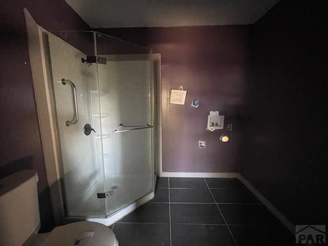 1726 W 12th St, Pueblo, CO 81003 - full bathroom featuring toilet, baseboards, tile patterned flooring, and a stall shower