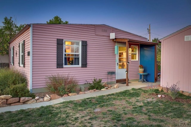 view of front of property featuring a front lawn