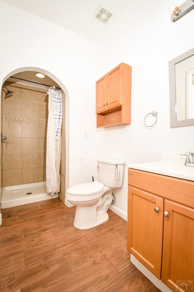1142 Elm St, Pueblo, CO 81004 - full bath with vanity, tiled shower, and wood finished floors