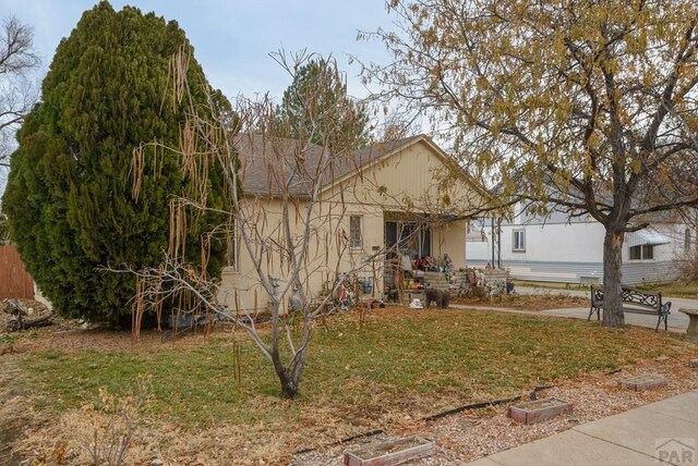 view of front of home featuring a front yard and stucco siding