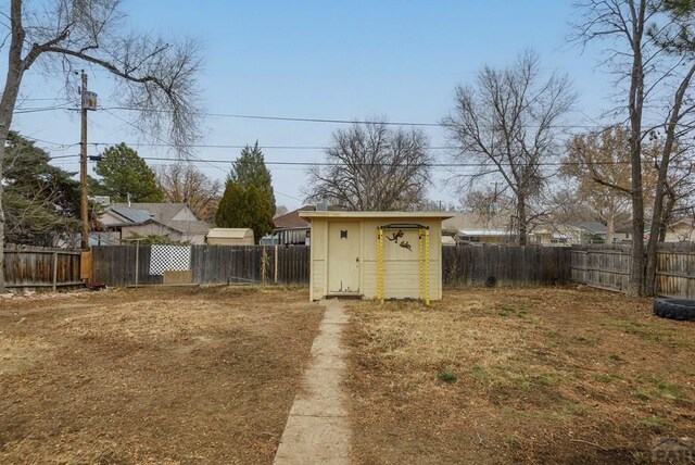 view of yard featuring an outdoor structure and a fenced backyard