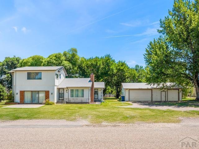 view of front facade featuring a garage and a front lawn