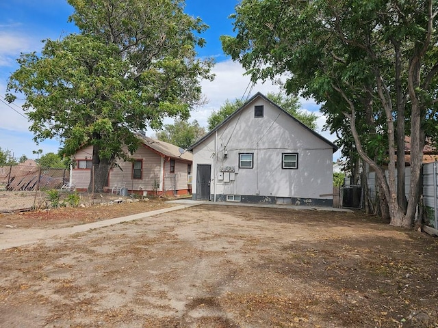 view of front facade with fence