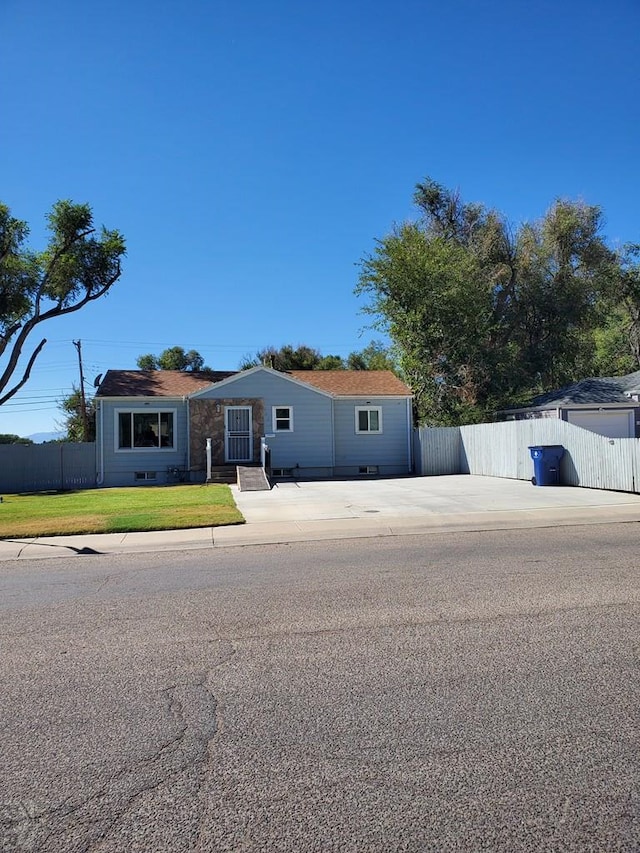 ranch-style house featuring crawl space and fence