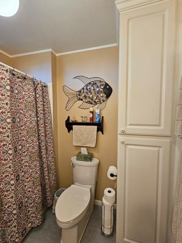 103 S Goff St, Eads, CO 81036 - bathroom with crown molding, toilet, and a shower with curtain